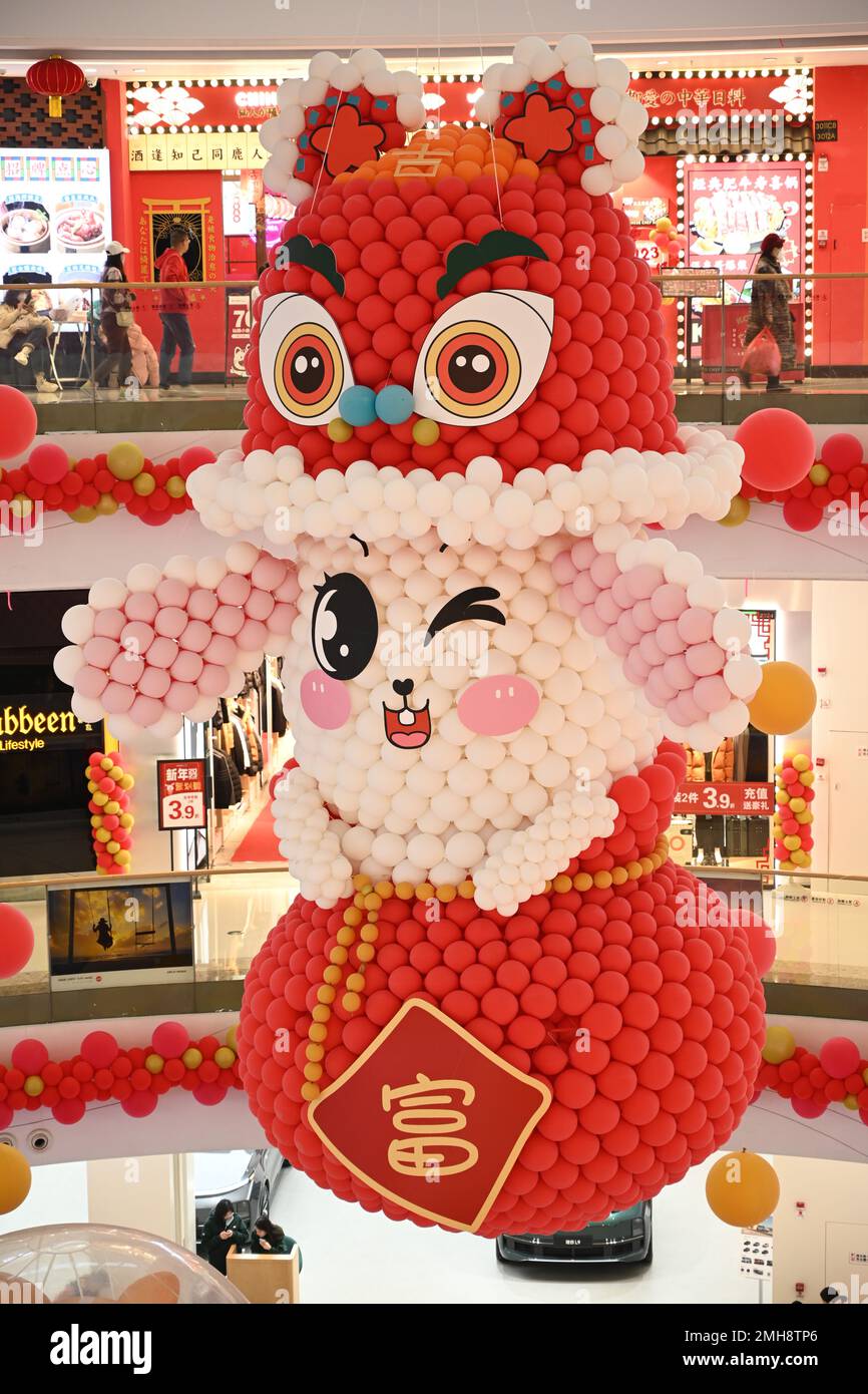 NANNING, CINA - 26 GENNAIO 2023 - Un coniglio gigante fatto di palloncini è visto al Qingxiu Wanda Plaza di Nanning, il Guangxi Zhuang autonomo della Cina meridionale Foto Stock