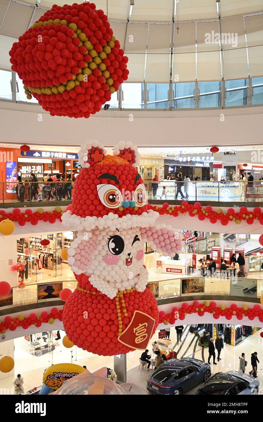 NANNING, CINA - 26 GENNAIO 2023 - Un coniglio gigante fatto di palloncini è visto al Qingxiu Wanda Plaza di Nanning, il Guangxi Zhuang autonomo della Cina meridionale Foto Stock