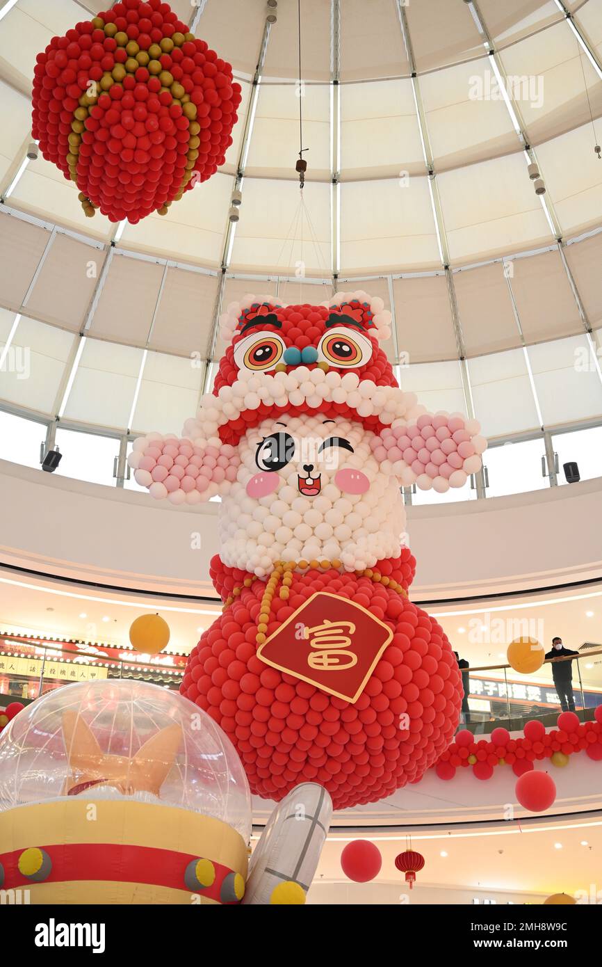 NANNING, CINA - 26 GENNAIO 2023 - Un coniglio gigante fatto di palloncini è visto al Qingxiu Wanda Plaza di Nanning, il Guangxi Zhuang autonomo della Cina meridionale Foto Stock