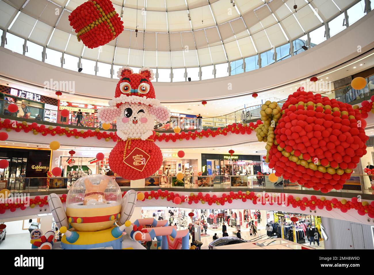NANNING, CINA - 26 GENNAIO 2023 - Un coniglio gigante fatto di palloncini è visto al Qingxiu Wanda Plaza di Nanning, il Guangxi Zhuang autonomo della Cina meridionale Foto Stock