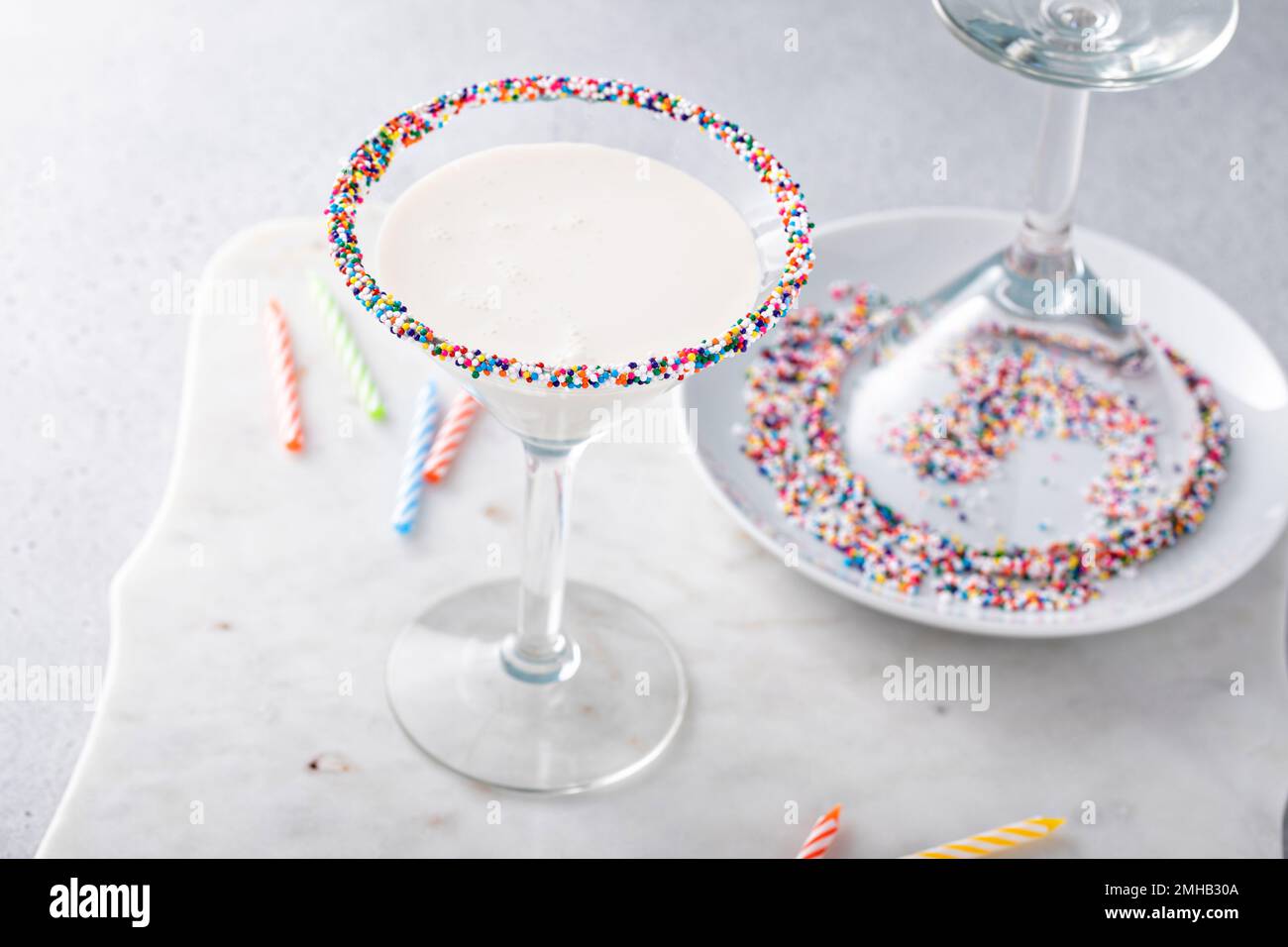 Torta di compleanno martini con spolverini sul bordo Foto Stock