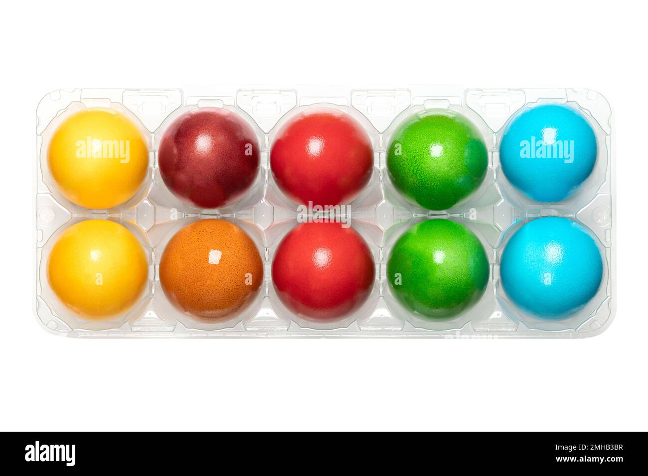 Uova di Pasqua colorate, uova di Paschal colorate, in una scatola di uova di plastica trasparente. Uova di pollo tinte, sode, usate per celebrare la risurrezione di Gesù. Foto Stock