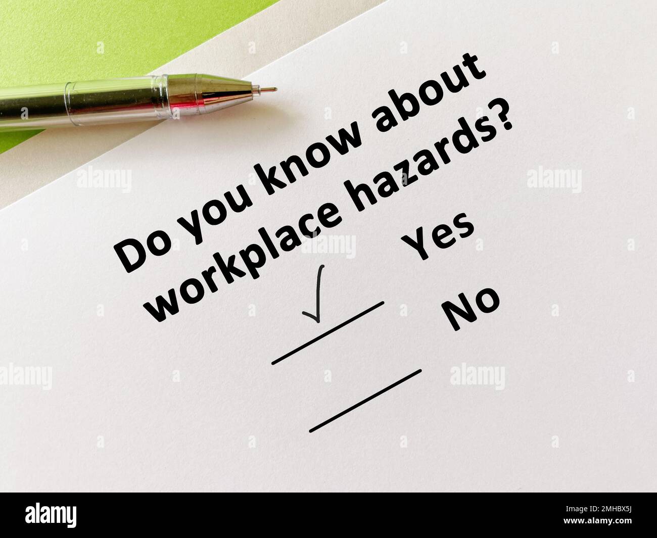 Una persona sta rispondendo a una domanda sui rischi. Conosce i rischi sul luogo di lavoro. Foto Stock