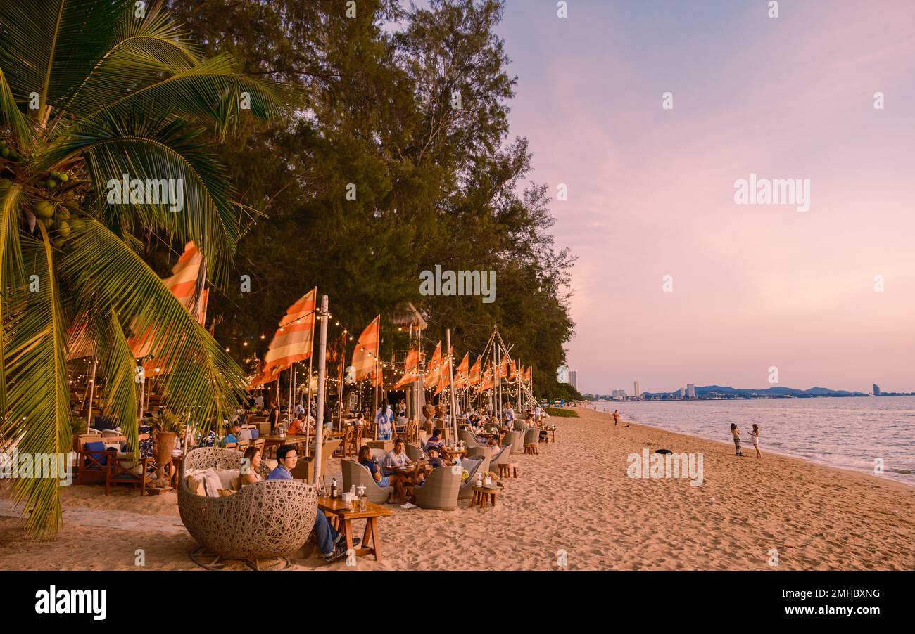 Pattaya Thailandia Gennaio 2022, la gente che cena sulla spiaggia durante il tramonto presso il ristorante Glasshouse a Najomtien, Jomtien Foto Stock