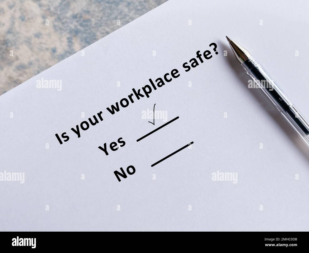 Una persona sta rispondendo a una domanda sui rischi. Ritiene che il luogo di lavoro sia sicuro. Foto Stock