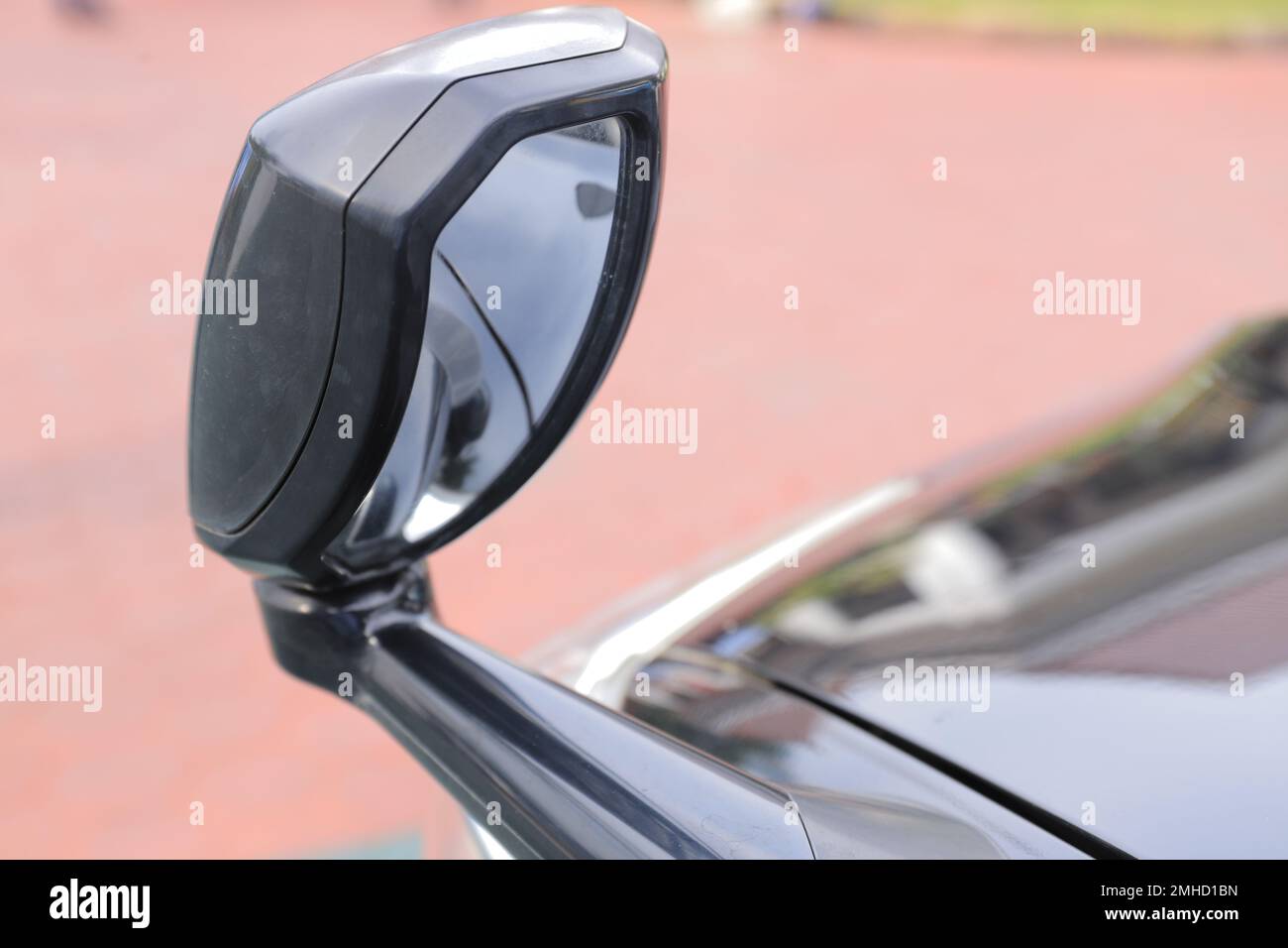 specchietto retrovisore di un'auto moderna. Piccoli specchietti retrovisori neri Foto Stock