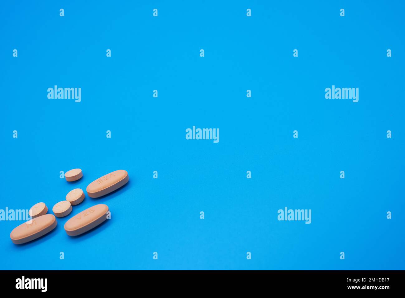 Crisi oppiacea farmaci pillole prescrizione farmaco azzurro sfondo pressione sanguigna Foto Stock