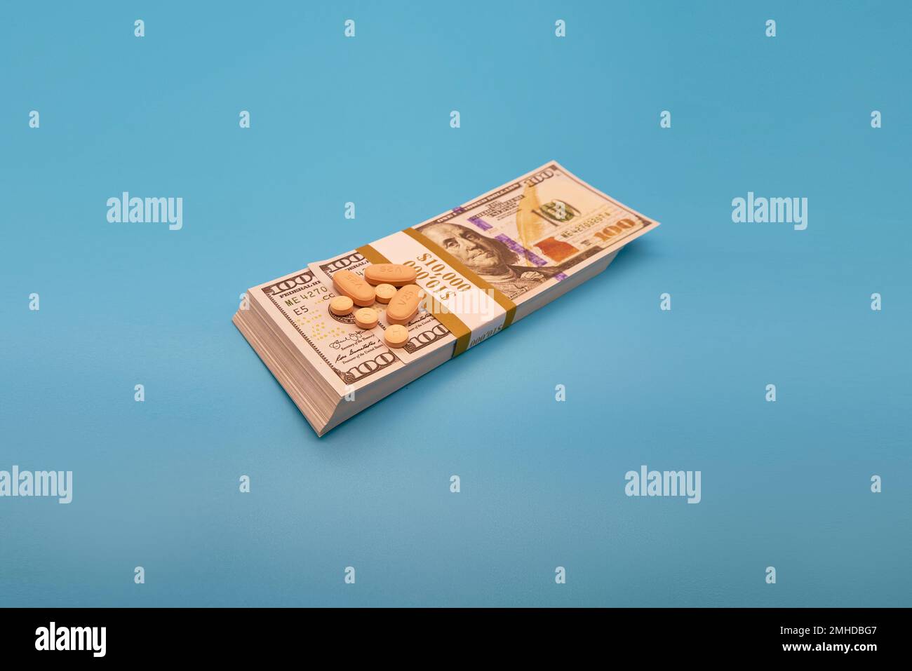 Crisi oppiacea farmaci pillole prescrizione farmaci e denaro sfondo azzurro centinaia di dollari Foto Stock