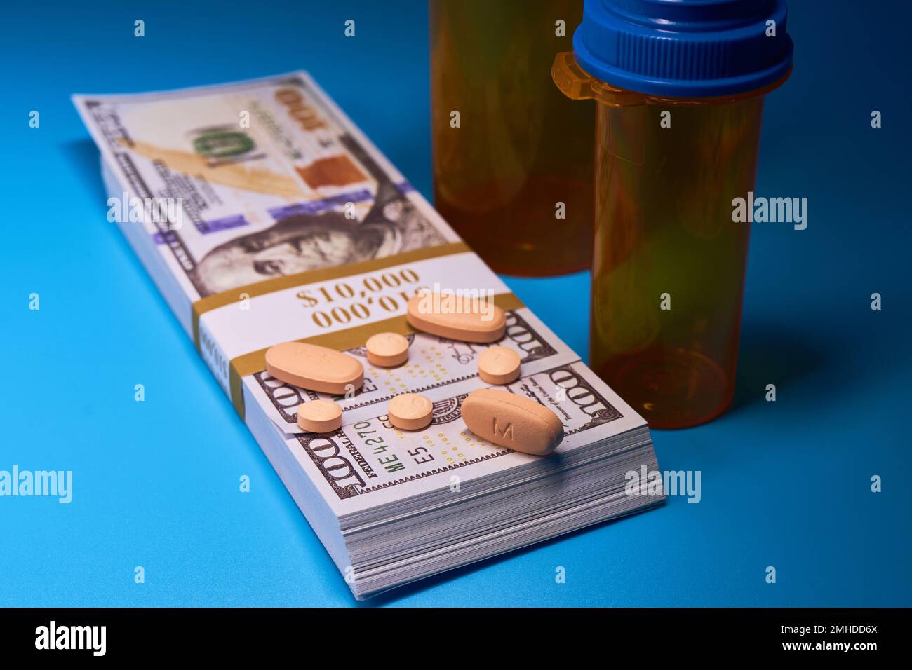 Crisi oppiacea farmaci pillole prescrizione farmaci e denaro blu chiaro sfondo flacone di medicina centinaia di dollari Foto Stock