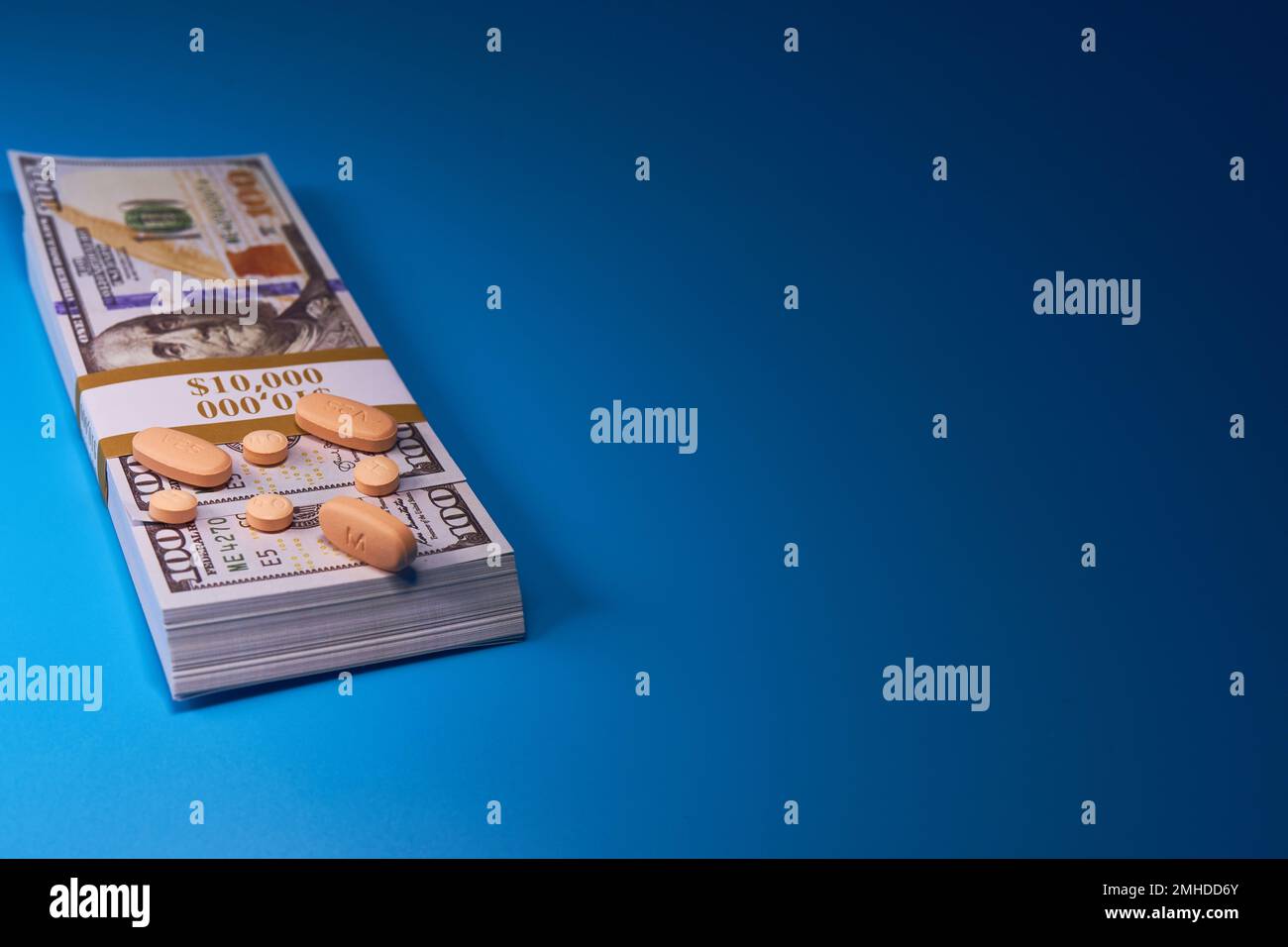 Crisi oppiacea farmaci pillole prescrizione farmaci e denaro sfondo azzurro centinaia di dollari Foto Stock