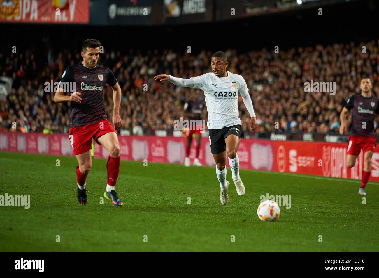 Valencia, Spagna. 26th Jan, 2023. Daniel Vivian dell'Atheltic Club (L) e Samuel Lino di Valencia CF (R) visti in azione durante le quarti di finale della Copa del Rey tra Valencia CF e Athletic Club allo stadio Mestalla. Punteggio finale; Valencia CF 1:3 Athletic Club (Foto di Vicente Vidal Fernandez/SOPA Images/Sipa USA) Credit: Sipa USA/Alamy Live News Foto Stock