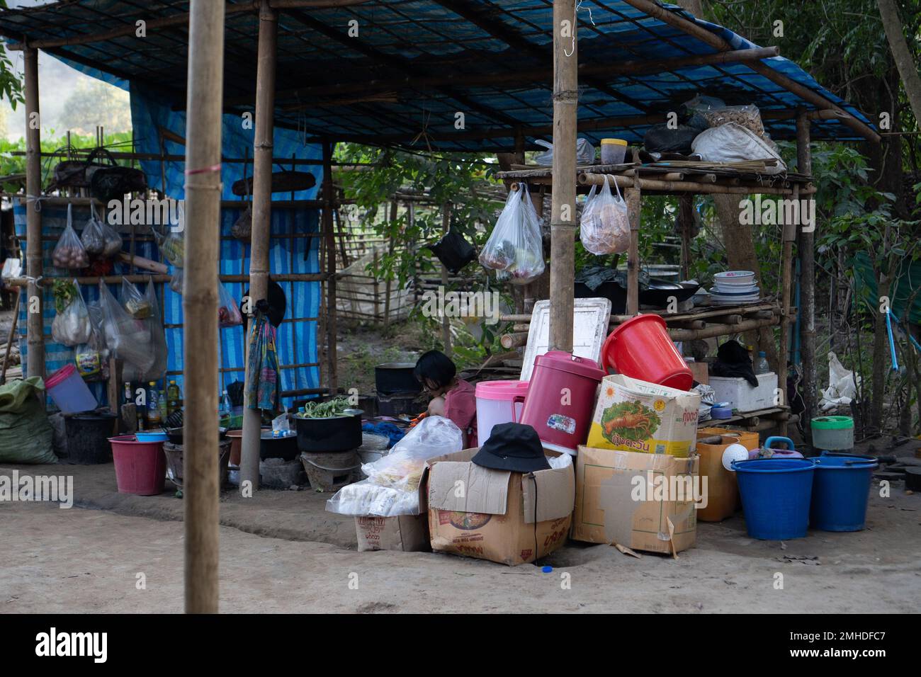 Karen Staat, Myanmar. 16th Jan, 2023. In tali rifugi improvvisati, gli sfollati vivono nella giungla al confine con la Thailandia dopo essere fuggiti dagli attacchi della giunta militare. Due anni fa, la giunta in Myanmar ha percorso il suo cammino verso il potere. L'orrore diffuso dalla giunta viene spesso dimenticato a causa di altre crisi. Credit: Athens Zaw Zaw/dpa/Alamy Live News Foto Stock