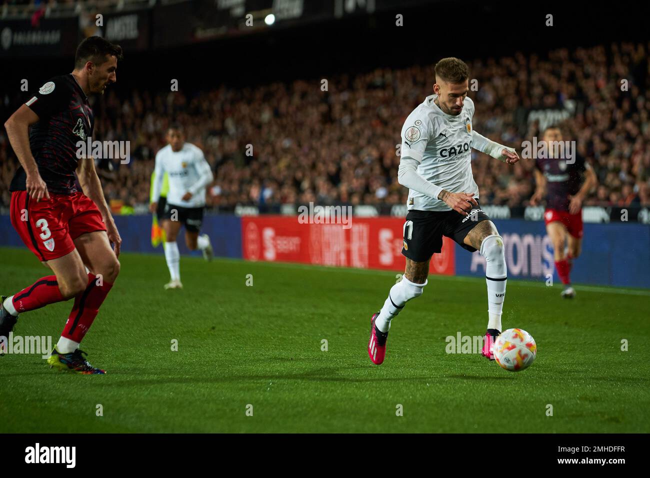 Valencia, Spagna. 26th Jan, 2023. Daniel Vivian dell'Atheltic Club (L) e Samu Castillejo di Valencia CF (R) visti in azione durante le quarti di finale della Copa del Rey tra Valencia CF e Athletic Club allo stadio Mestalla. Punteggio finale; Valencia CF 1:3 Athletic Club (Foto di Vicente Vidal Fernandez/SOPA Images/Sipa USA) Credit: Sipa USA/Alamy Live News Foto Stock