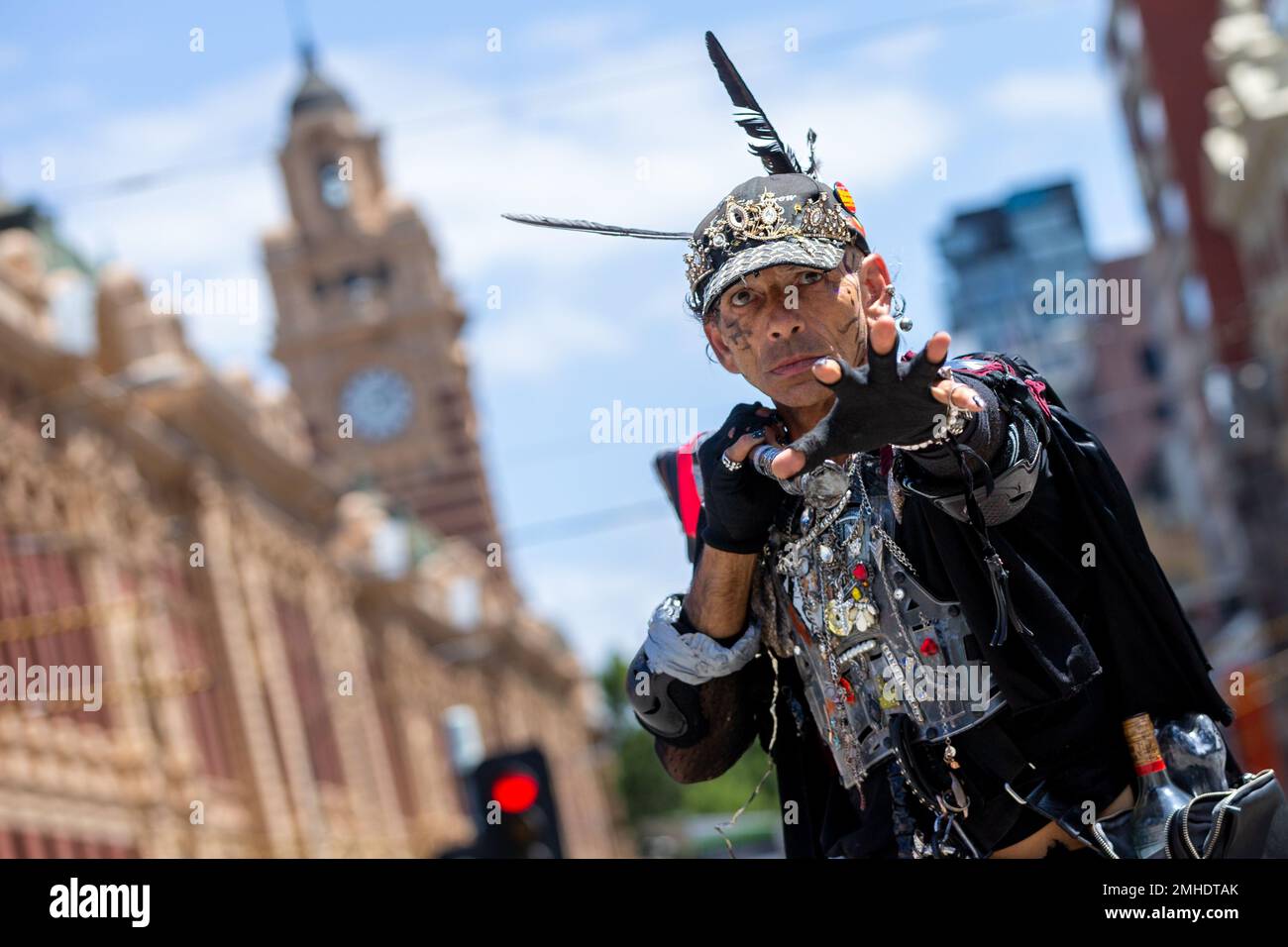 Melbourne, Australia, 26 gennaio 2023. Un attivista indigeno si pone di fronte alla stazione di Flinders Street durante la protesta annuale della Giornata dell'invasione a Melbourne, organizzata dagli australiani indigeni e dai loro alleati, chiede la fine della celebrazione della Giornata dell'Australia e il riconoscimento della sovranità indigena. Credit: Dave Hewison/Alamy Live News Foto Stock