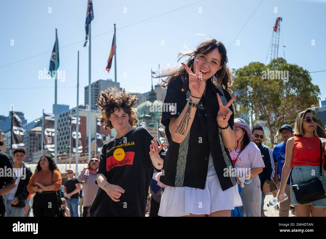 Melbourne, Australia, 26 gennaio 2023. Gli attivisti sono visti ballare in un concerto dal vivo durante la protesta annuale della Giornata dell'invasione a Melbourne, organizzata dagli australiani indigeni e dai loro alleati, chiede la fine della celebrazione della Giornata dell'Australia e il riconoscimento della sovranità indigena. Credit: Dave Hewison/Alamy Live News Foto Stock
