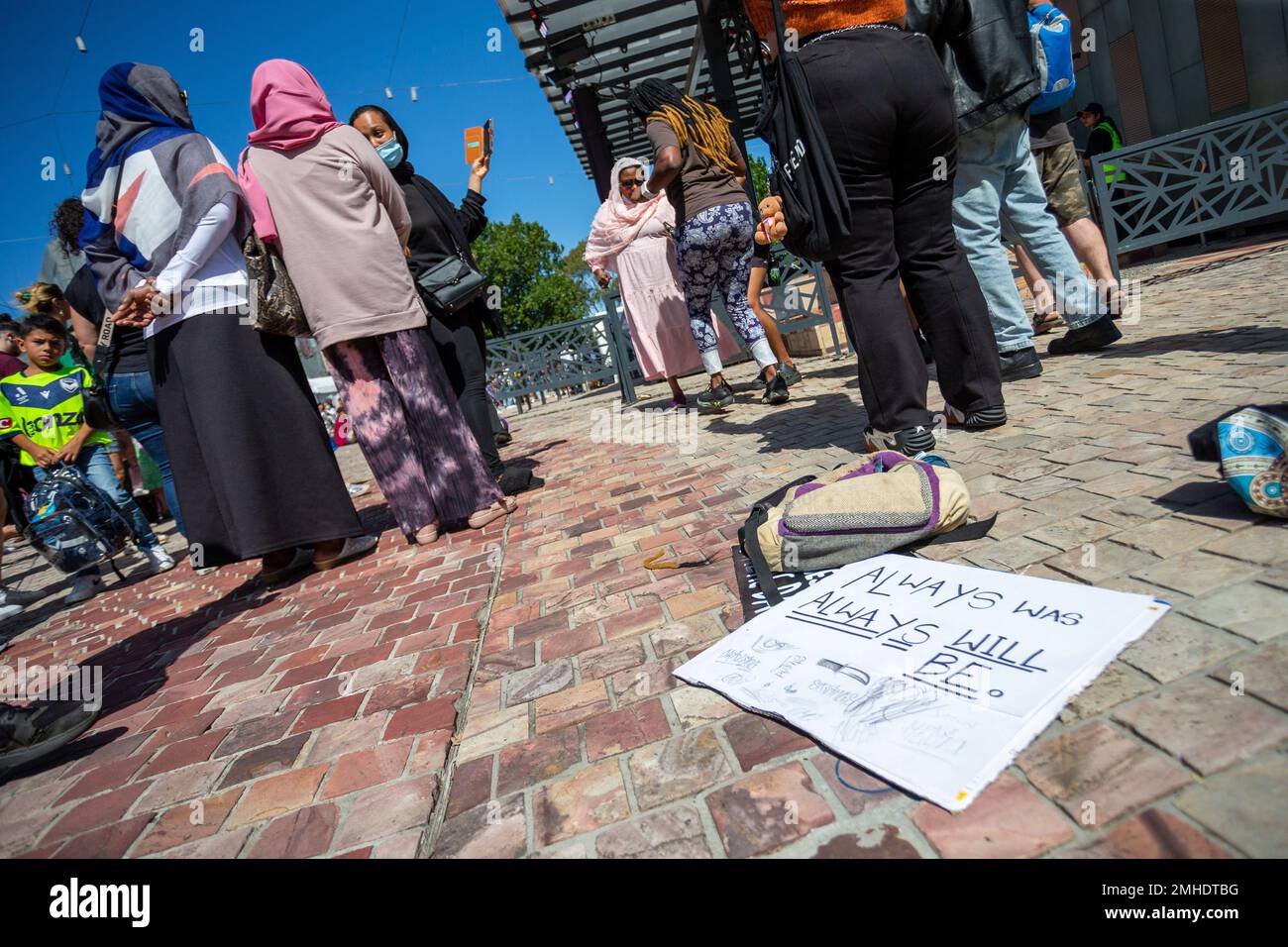 Melbourne, Australia, 26 gennaio 2023. Un banner scartato è visto durante la protesta annuale della Giornata dell'invasione a Melbourne, organizzata dagli australiani indigeni e dai loro alleati, chiede la fine della celebrazione della Giornata dell'Australia e il riconoscimento della sovranità indigena. Credit: Dave Hewison/Alamy Live News Foto Stock