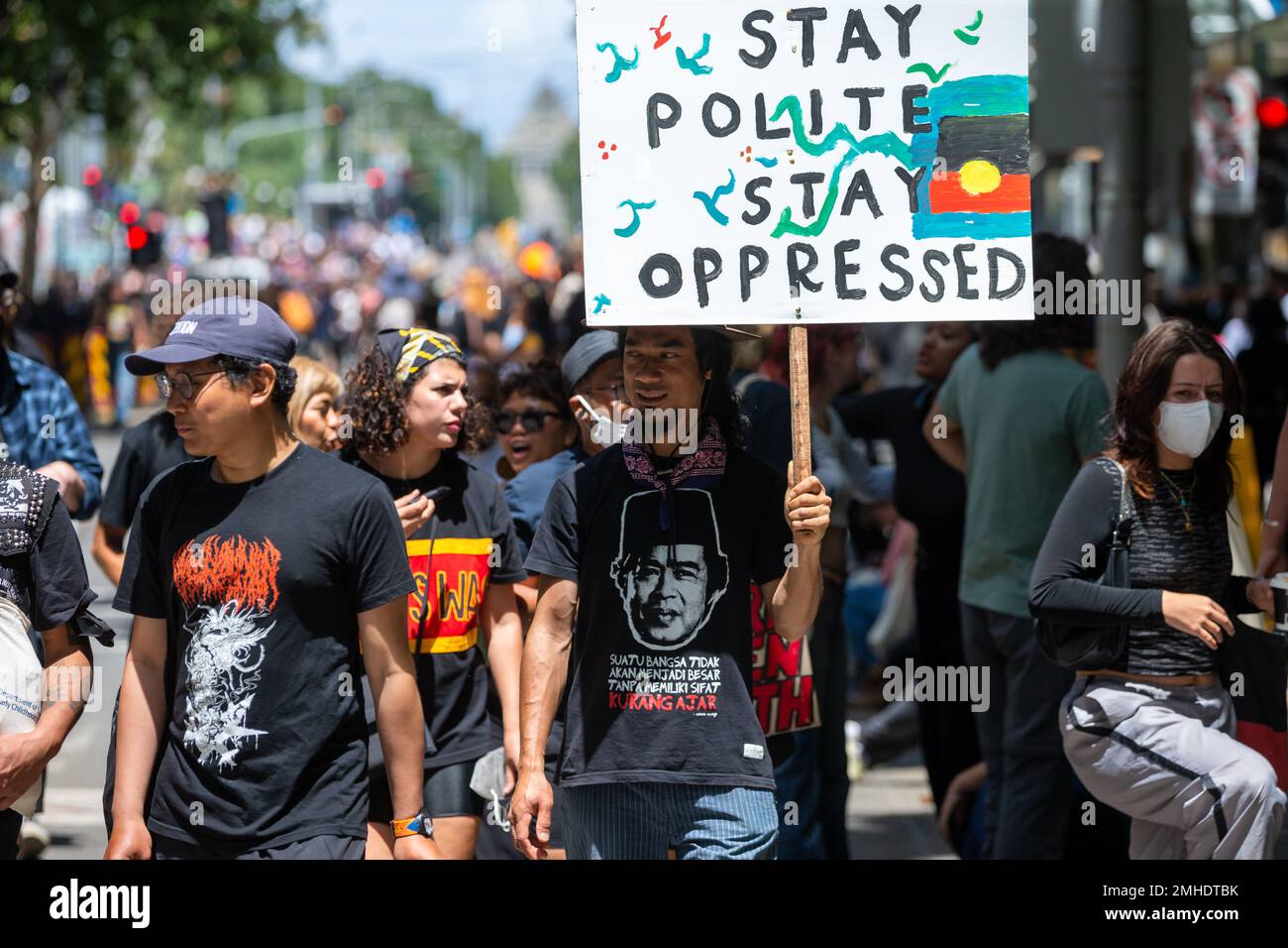 Melbourne, Australia, 26 gennaio 2023. Si vede un protesico che tiene una bandiera durante la protesta annuale della Giornata dell'invasione a Melbourne, organizzata dagli australiani indigeni e dai loro alleati, chiede la fine della celebrazione della Giornata dell'Australia e il riconoscimento della sovranità indigena. Credit: Dave Hewison/Alamy Live News Foto Stock