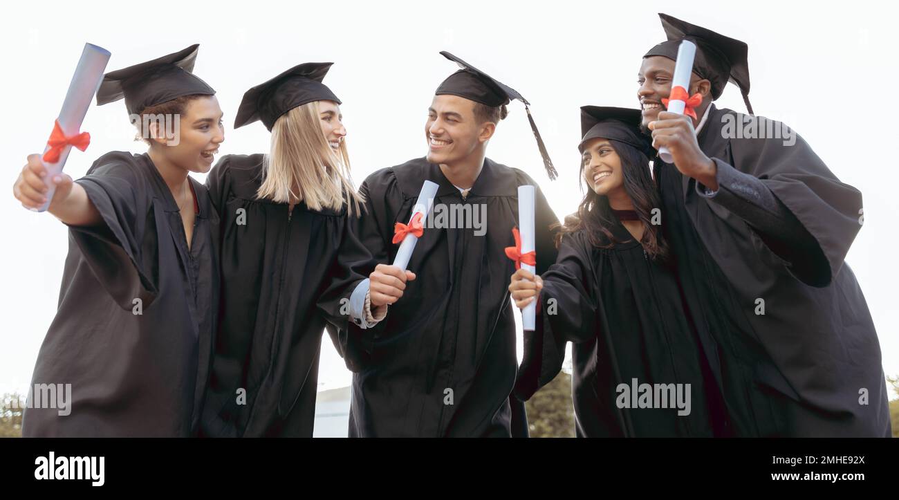 Istruzione, università e studenti in celebrazione per la laurea, il successo e il successo in università. Scuola, obiettivi futuri e gruppo eccitato di Foto Stock
