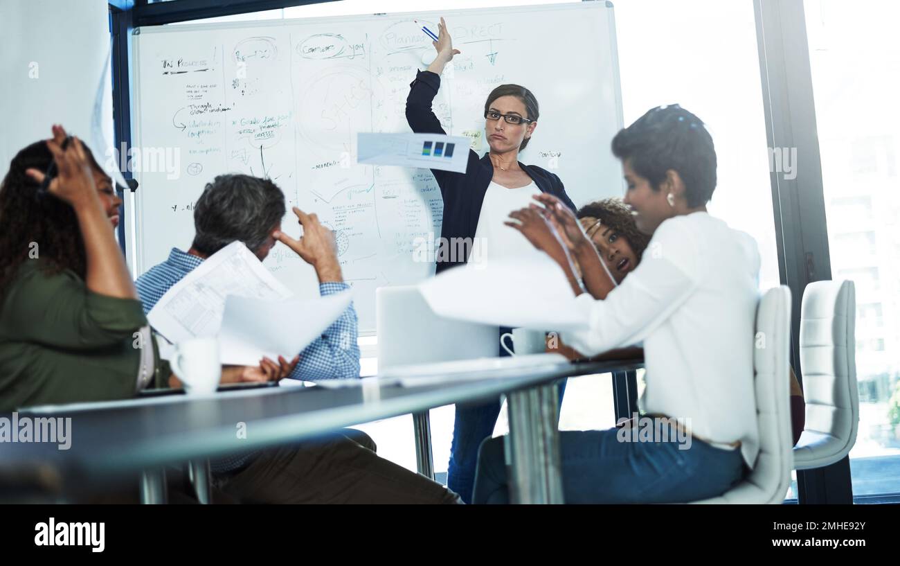 Alla fine, le ceneri lo hanno perso. una donna d'affari stressata che perde il suo temperamento durante una riunione con i suoi colleghi nella sala del consiglio. Foto Stock