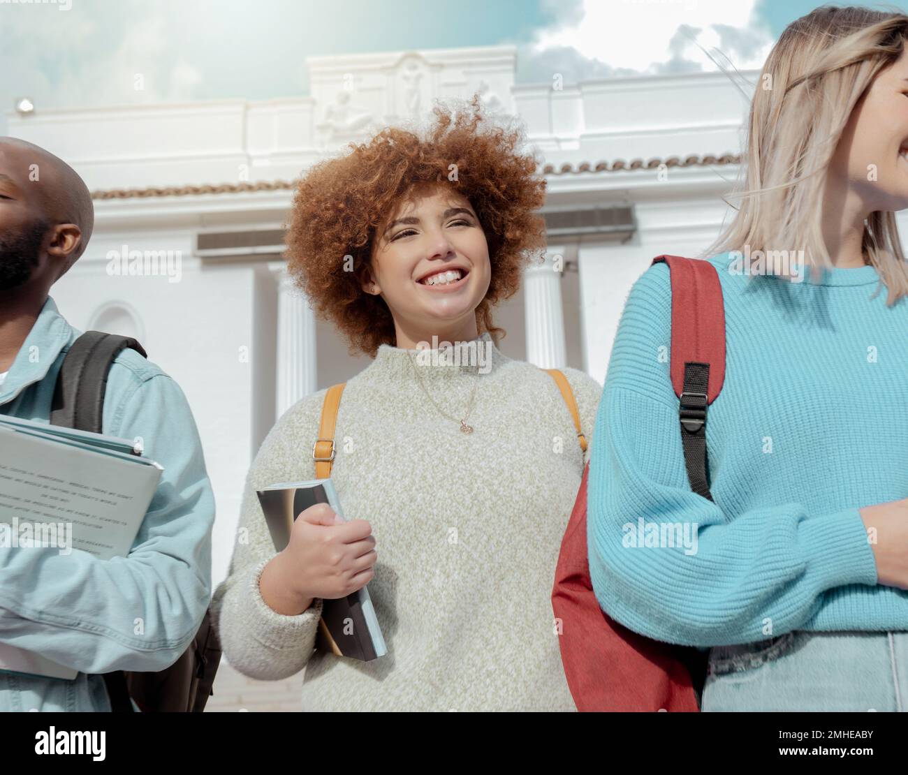 Campus, università e persone nere o studenti che camminano all'aperto, felice per l'istruzione, la conoscenza e l'università. Giovane gen z amici, donna o persona con Foto Stock