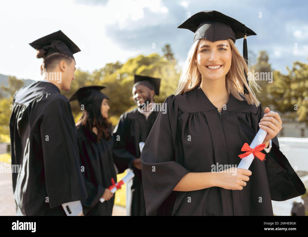 Donna, studente e ritratto sorridono per la laurea, la cerimonia o il conseguimento nell'istruzione superiore. Allievo accademico femminile felice in possesso di un certificato Foto Stock