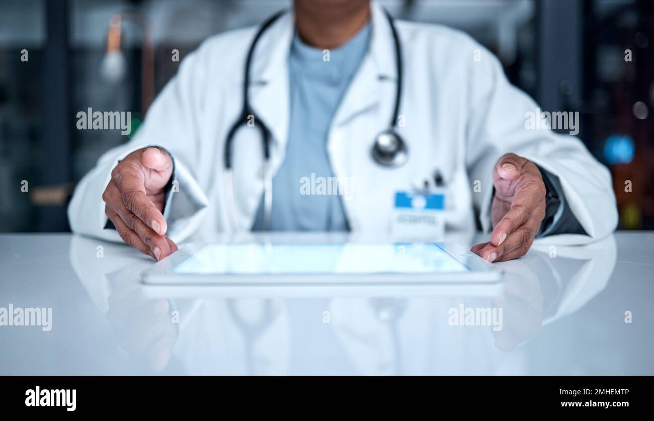 Assistenza sanitaria, tablet e mani di un medico senior per la relazione medica, la pianificazione e la ricerca in ospedale. Tecnologia, ospedale e donna nera con digitale Foto Stock