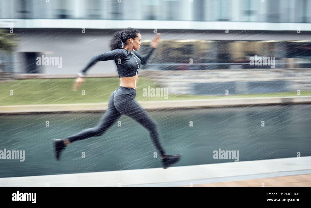 Sprinting, veloce e donna che corre in città per il fitness, l'allenamento e l'energia mattutina in Germania. Esercizio, sport e atleta runner con attenzione Foto Stock