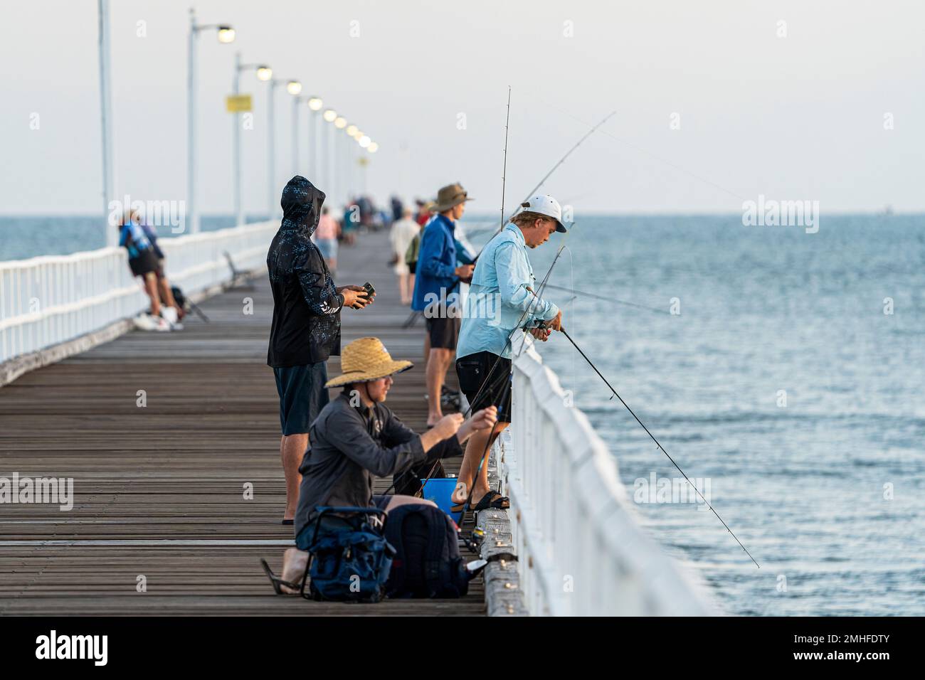 Pescatori sullo storico Urangan Jetty, Hervey Bay Queensland Australia Foto Stock