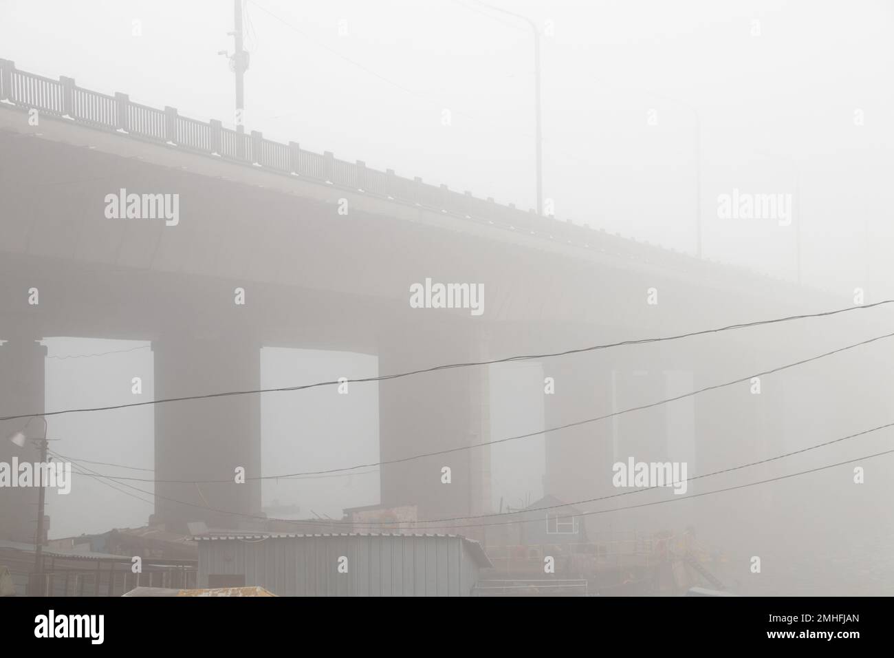 garage per barche nella nebbia sotto un ponte sul fiume dnieper la mattina in autunno Foto Stock