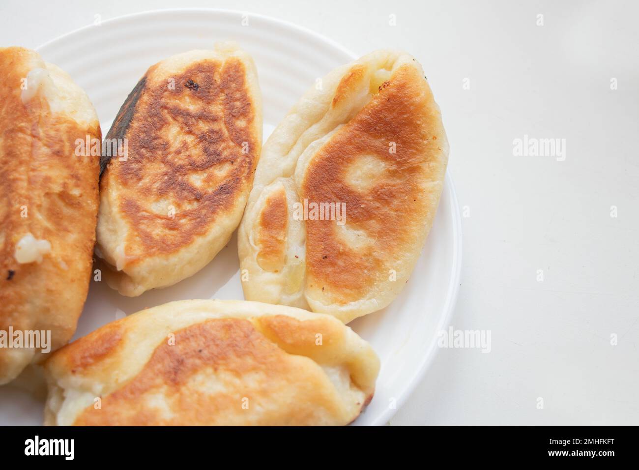 pastini fritti su un piatto su uno sfondo bianco Foto Stock