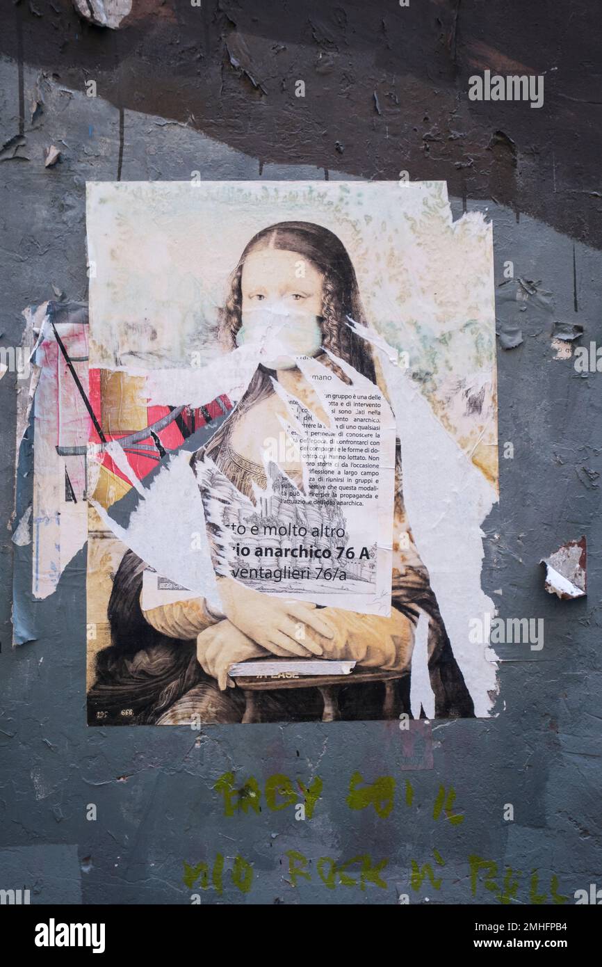 Una parodia, finta versione della Mona Lisa di Leonardo Davinci. Indossa una maschera per Covid. Un esempio di graffiti a Napoli, Napoli, Italia, Italia. Foto Stock