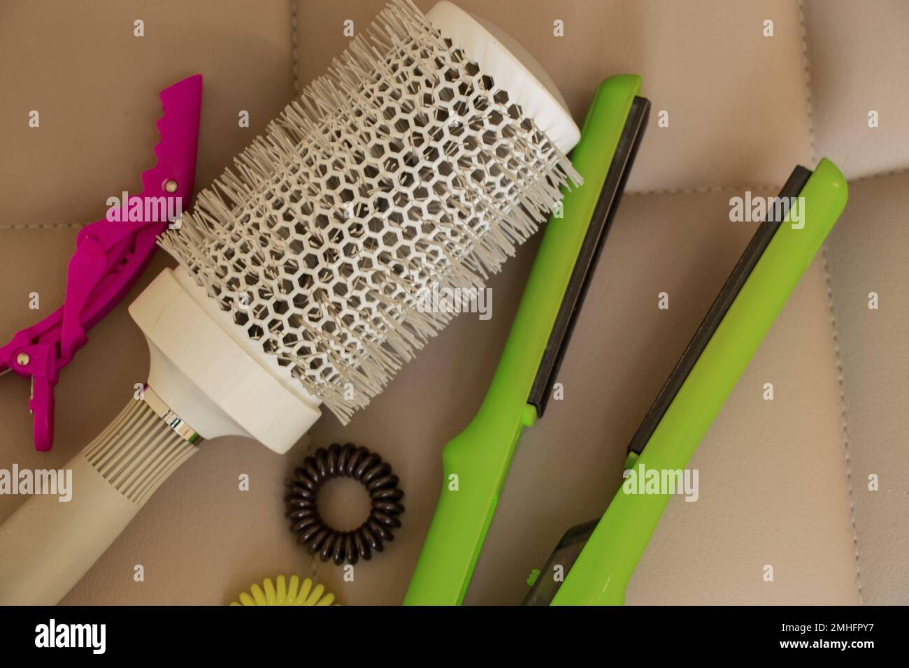 pettine e arricciacapelli su fondo isolato primo piano, cura dei capelli Foto Stock