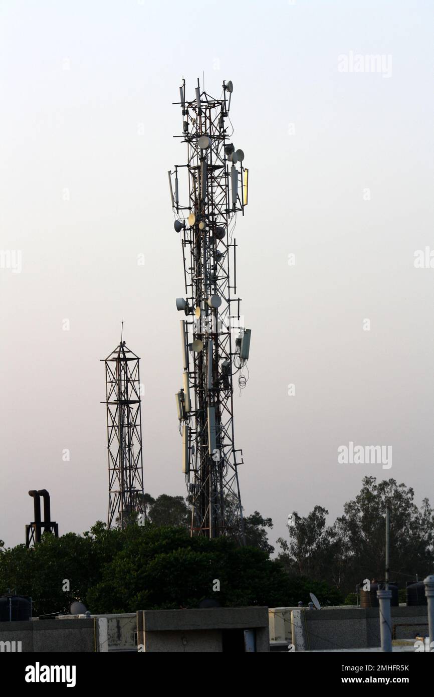 Torre di comunicazione con antenna parabolica a microonde : (Pix Sanjiv Shukla) Foto Stock