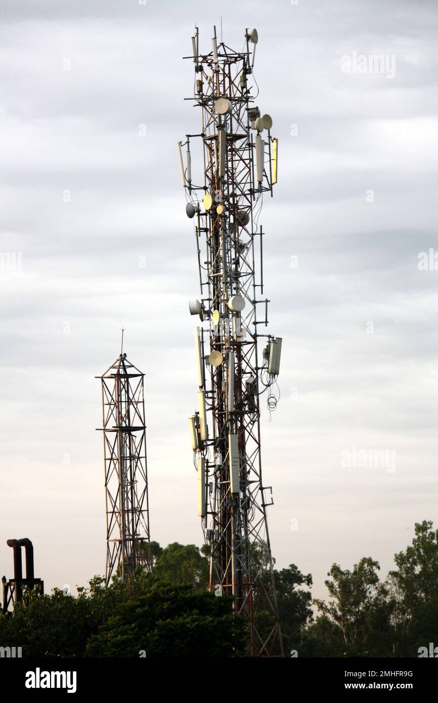 Torre di comunicazione con antenna parabolica a microonde : (Pix Sanjiv Shukla) Foto Stock