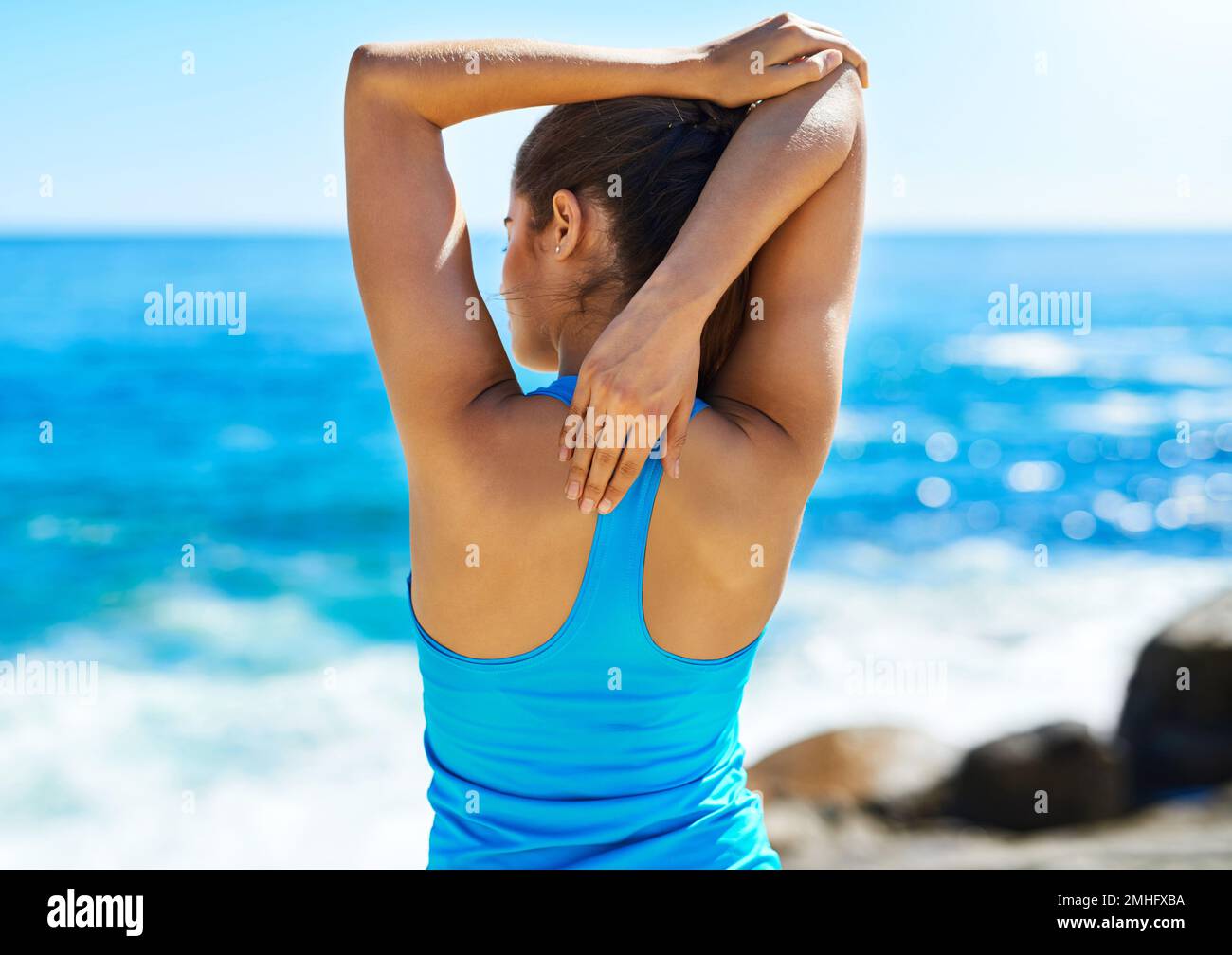 Stretching ha molti benefici per il vostro corpo. una giovane donna che si allunga prima della sua corsa. Foto Stock