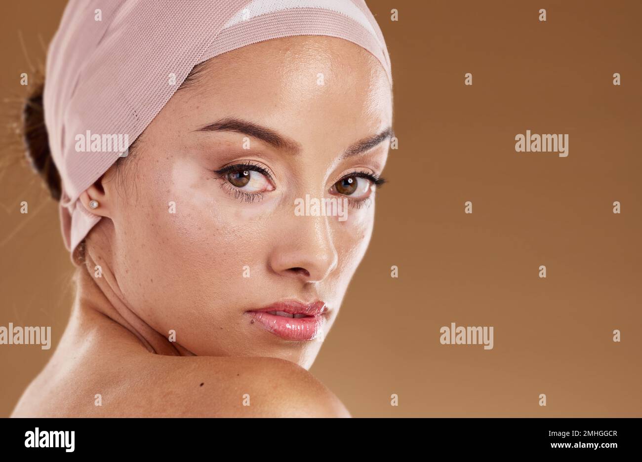 Vitiligo, pelle e viso donna in ritratto con cura della pelle, cosmetici naturali e bellezza isolato su sfondo studio. Positività del corpo, mockup cosmetico Foto Stock