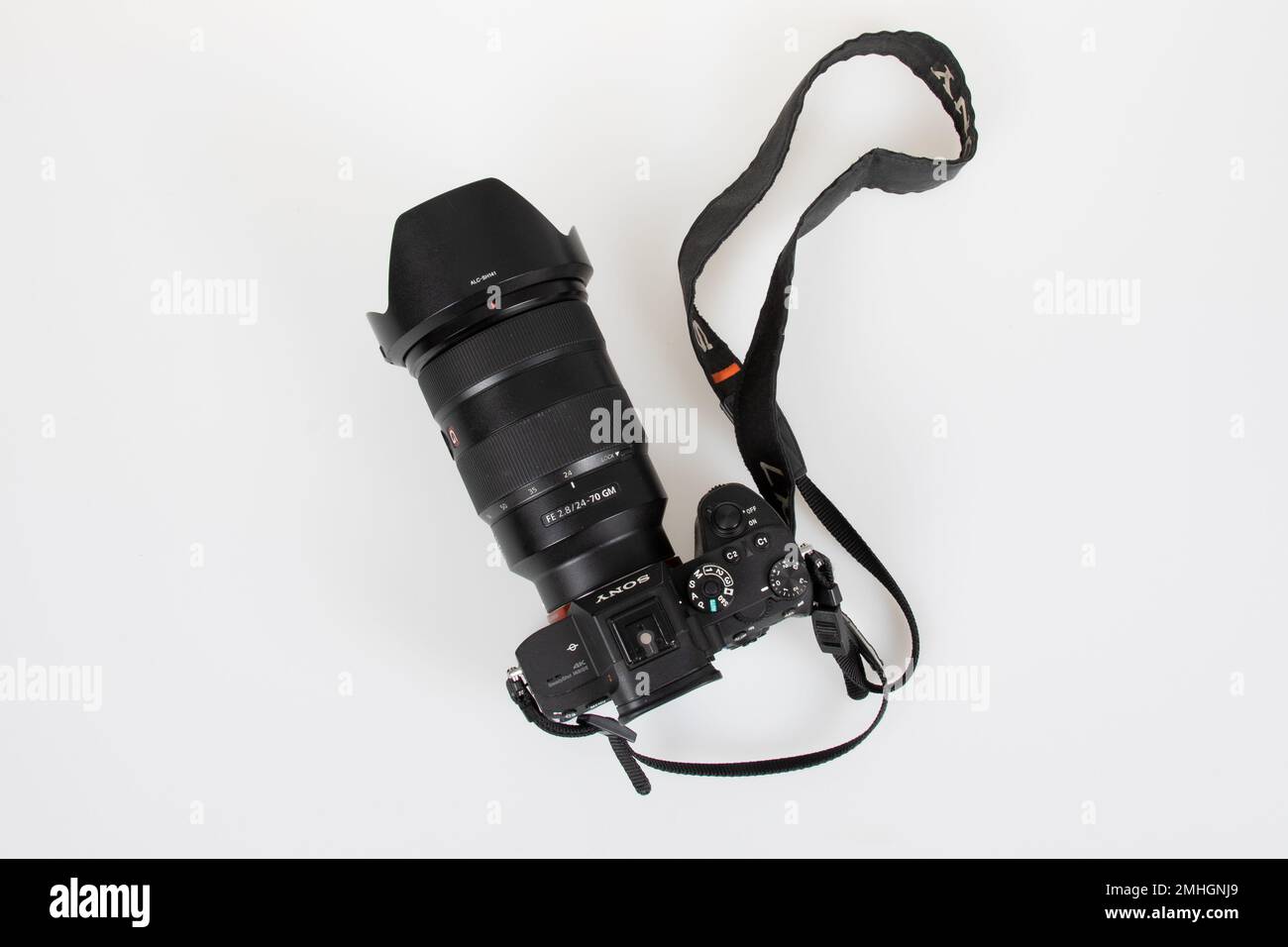 Bordeaux , Aquitaine France - 20 01 2023 : fotocamera digitale ibrida semi-professionale senza specchio con obiettivo g master gm alpha 7rIII Foto Stock