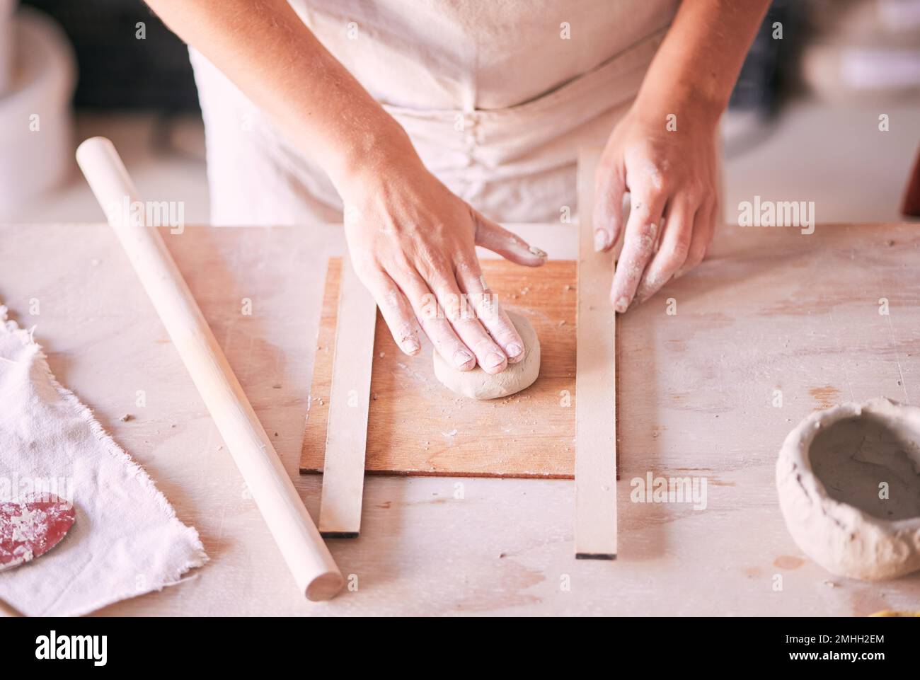 Creativa, ceramica e design con le mani di donna in laboratorio di studio per stampi, ceramiche e arte Argilla, scultura e produzione con ragazza artigianale su Foto Stock