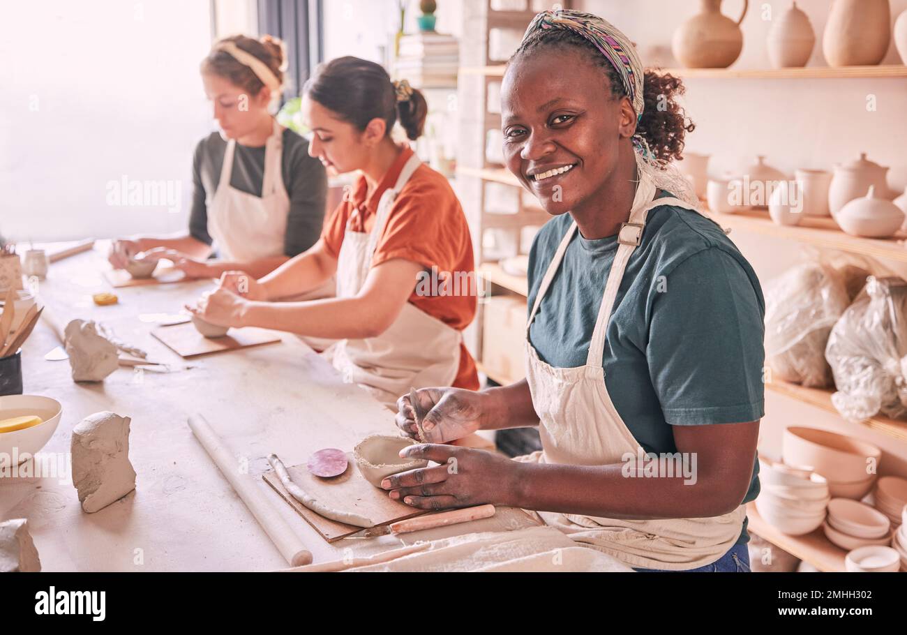 Lezione di ceramica, workshop di gruppo o ritratto donna progettazione stampi in ceramica, produzione di argilla o prodotti d'arte. Diversity Studio, negozio di vendita al dettaglio o. Foto Stock