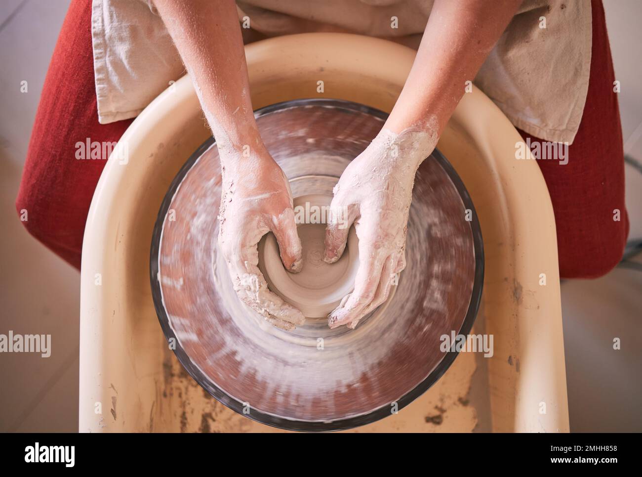 Creativa, ceramica e design con mani di donna in laboratorio di stampaggio, ceramica e arte Argilla, scultura e produzione con ragazza artigiana Foto Stock