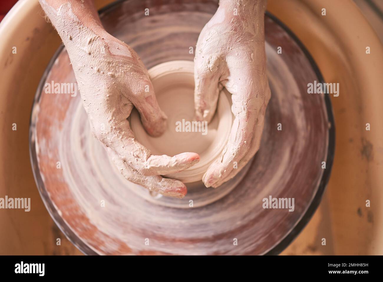 Creativa, ceramica e design con mani di donna in laboratorio di stampaggio, ceramica e arte Argilla, scultura e produzione con ragazza artigiana Foto Stock