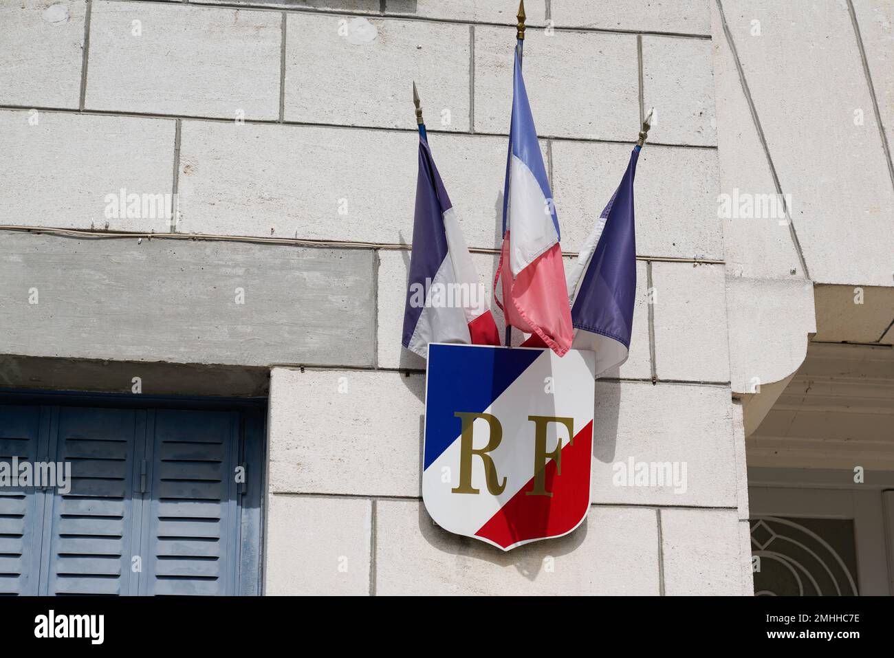 testo rf francese significa repubblica francese sul municipio con bandiera  francese sulla facciata esterna muro di costruzione in città Foto stock -  Alamy