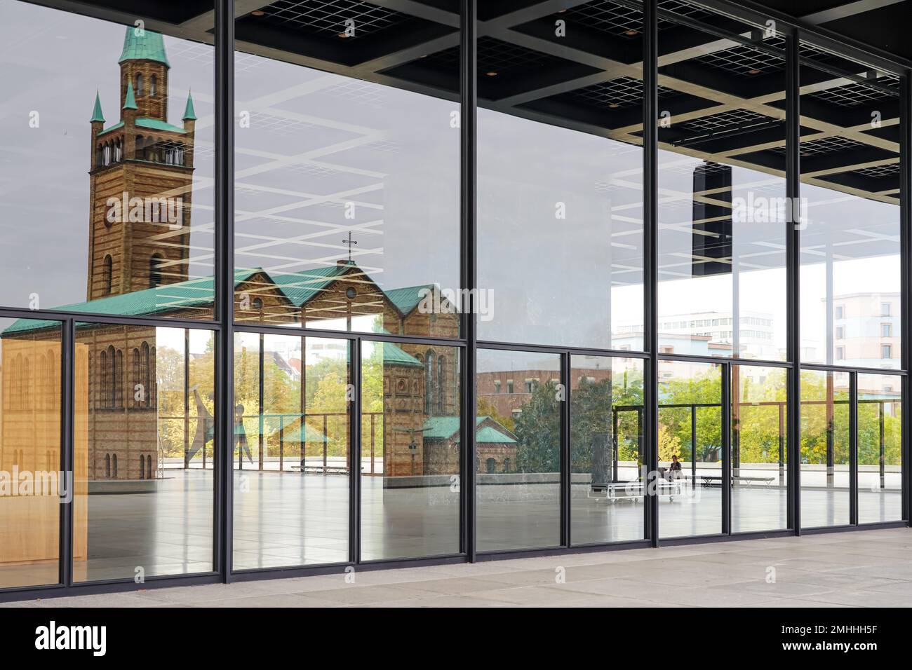 Riflessione di San Chiesa di Matteo nella facciata in vetro della Nuova Galleria Nazionale progettata da Ludwig Mies van der Rohe al Kulturforum di Berlino. Foto Stock
