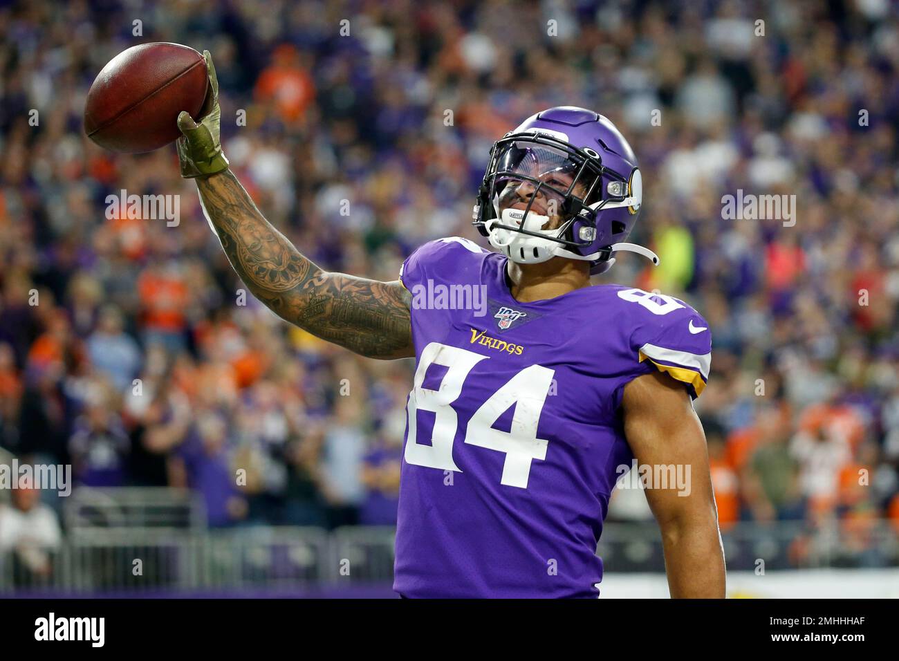 Minnesota Vikings tight end Irv Smith (84) celebrates after catching a 10-yard touchdown pass during the second half of an NFL football game against the Denver Broncos, Sunday, Nov. 17, 2019, in Minneapolis. (AP Photo/Bruce Kluckhohn) Foto Stock