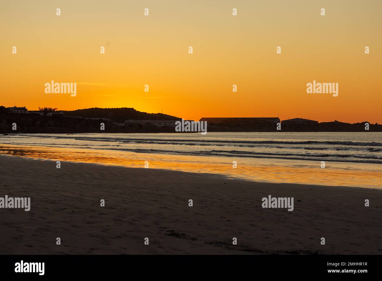 Sulla spiaggia di Paternoster durante il tramonto, cielo arancione, acqua, sera, Capo Occidentale, Sudafrica Foto Stock