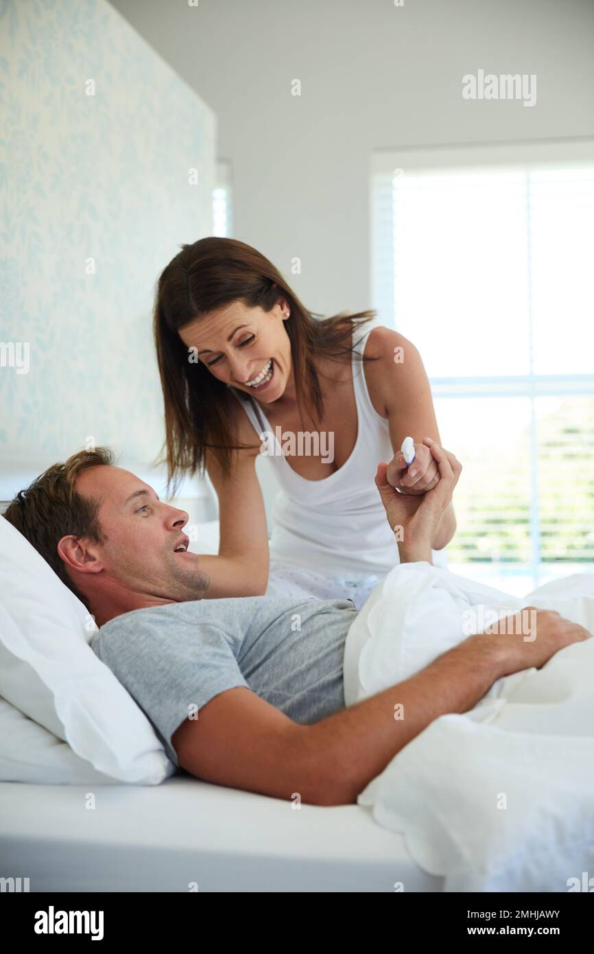 Vi preparate meglio alla paternità. una coppia matura che si sente eccitato dopo aver preso un test di gravidanza a casa. Foto Stock