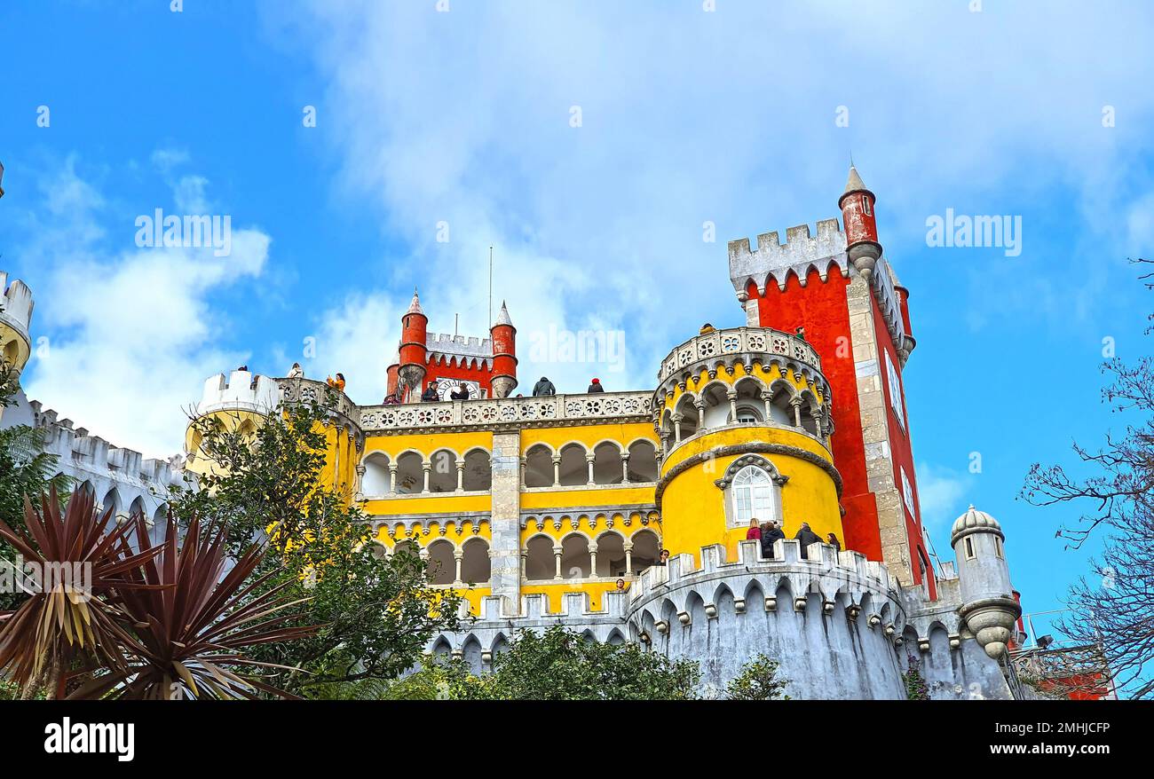 Una splendida vista sul vibrante Palácio da pena a Sintra, Portogallo Foto Stock