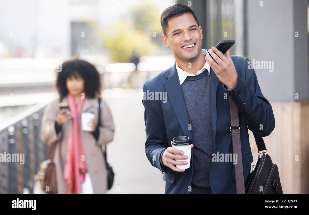 Assistente virtuale o personale d'affari felice con telefonata per contattarci, comunicazione o networking in London Street. Smile, rete 5g o. Foto Stock