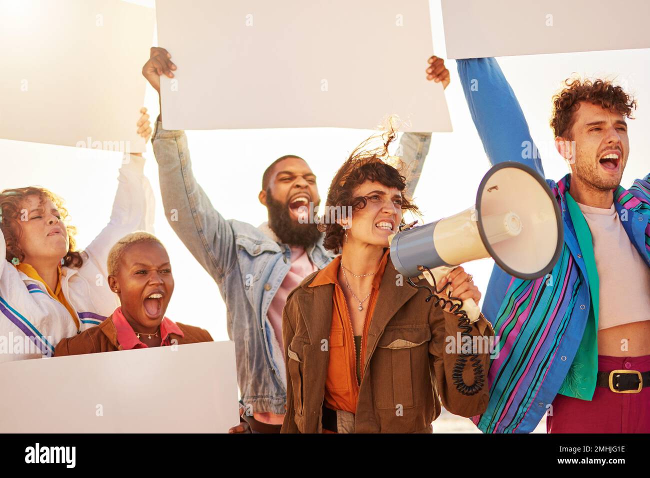 LGBT protesta, megafono e gruppo di persone in città per attivismo, diritti umani e uguaglianza nella società. Libertà, diversità e folla della comunità lgbtq Foto Stock