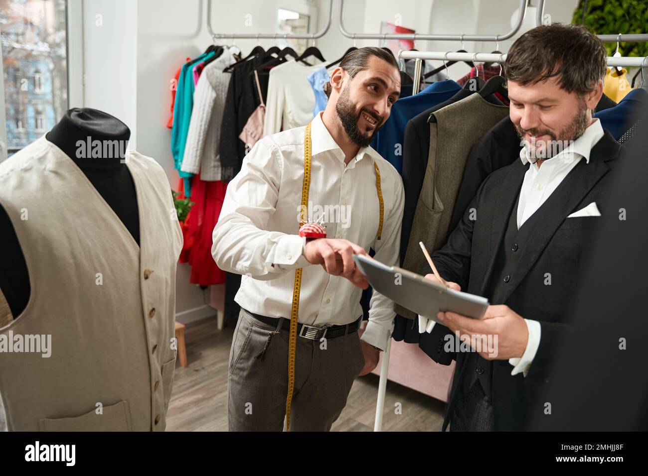 Cliente soddisfatto che compila il documento in presenza di stendicante Foto Stock